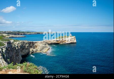 MALLORCA, SPANIEN - 17. Juli 2020: Mallorca, Spanien - 17. JULI 2020. Die schöne Küste von Cala Mendia. Stockfoto