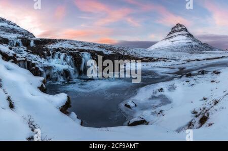 Kirkjufell Wasserfall mit Berg im Winter, Island, Europa Stockfoto