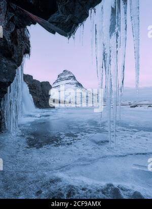 Kirkjufell Wasserfall mit Stalaktiten auf Berg im Winter, Island, Europa Stockfoto