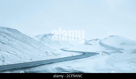 Bergauf Straßenlandschaft im Winter bei Island Stockfoto