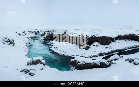 Herrliche Aussicht auf den mächtigen Strom des Wassers, der das Ende erreicht Klippe und fallen in Island Godafoss Wasserfall Stockfoto