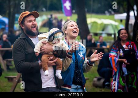 Familie genießen Festival-Vibes bei We are Not a Festival Sozial distanzierte Camping-Veranstaltung in Pippingford Park Stockfoto