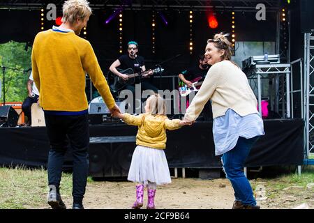 Familie genießen Festival-Vibes bei We are Not a Festival Sozial distanzierte Camping-Veranstaltung in Pippingford Park Stockfoto