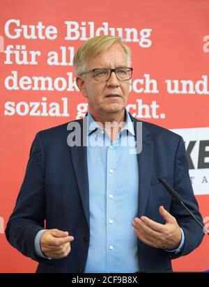 Potsdam, Deutschland. September 2020. Dietmar Bartsch, Vorsitzender der Fraktion die Linke, wird am Ende der geschlossenen Sitzung im Rahmen einer gemeinsamen Pressekonferenz mit Ko-Vorsitzender Mohamed Ali sprechen. Quelle: Soeren Stache/dpa-Zentralbild/dpa/Alamy Live News Stockfoto