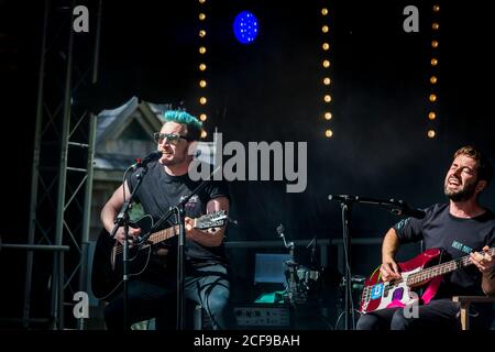 Bobby Shoebotham und Band spielen live bei We Are Not Ein Festival sozial distanzierte Veranstaltung in Pippingford Park - Camping Mit Festivalatmosphäre Stockfoto