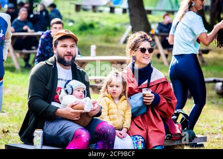 Familie genießen Festival-Vibes bei We are Not a Festival Sozial distanzierte Camping-Veranstaltung in Pippingford Park Stockfoto