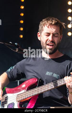 Bobby Shoebotham und Band spielen live bei We Are Not Ein Festival sozial distanzierte Veranstaltung in Pippingford Park - Camping Mit Festivalatmosphäre Stockfoto