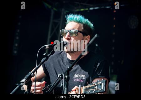 Bobby Shoebotham und Band spielen live bei We Are Not Ein Festival sozial distanzierte Veranstaltung in Pippingford Park - Camping Mit Festivalatmosphäre Stockfoto