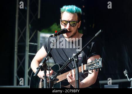 Bobby Shoebotham und Band spielen live bei We Are Not Ein Festival sozial distanzierte Veranstaltung in Pippingford Park - Camping Mit Festivalatmosphäre Stockfoto