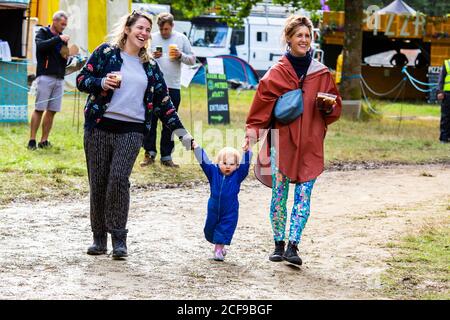 Familie genießen Festival-Vibes bei We are Not a Festival Sozial distanzierte Camping-Veranstaltung in Pippingford Park Stockfoto