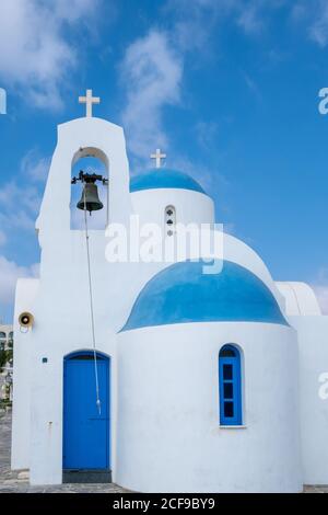 Traditionelle kleine christliche Kirche gegen blau bewölkten Himmel Stockfoto
