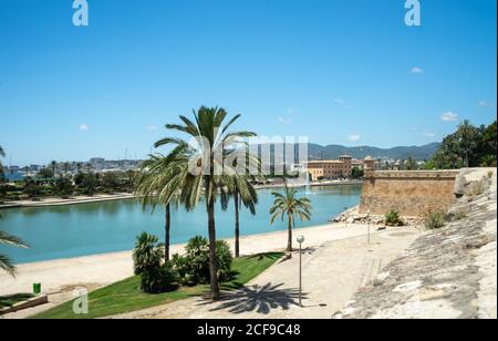 MALLORCA, SPANIEN - 17. Juli 2020: Palma, Mallorca, Spanien - 17. JULI 2020. Das schöne grüne Meer an der Kathedrale von Santa Maria von Palma La Seu Ort. Mit Stockfoto