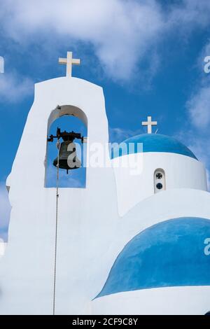 Traditionelle kleine christliche Kirche mit Glockenturm Kuppel gegen blau bewölkt Himmel Stockfoto