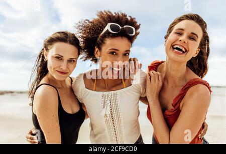 Nahaufnahme von drei Freundinnen, die ihren Urlaub genießen. Multiethnische Freunde auf einem Urlaub Spaß im Freien. Stockfoto