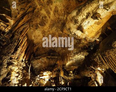 Darstellung mehrerer Stalaktiten und Stalagmiten in einer Höhle. Stockfoto