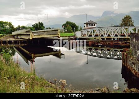 Banavie Drehbrücken über den Caledonischen Kanal. Beide Brücken öffnen sich, damit eine Yacht durchfahren kann. Stockfoto