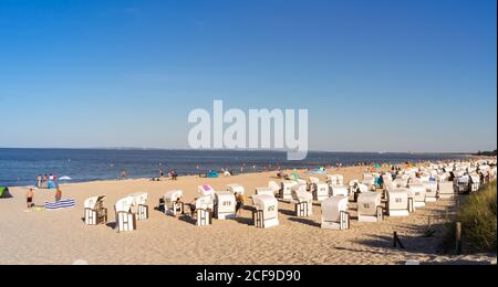 USEDOM, DEUTSCHLAND - 05. Aug 2020: AHLBECK, USEDOM, DEUTSCHLAND 05. August 2020. Schöne Liegestühle mit Kapuze an einem sonnigen Tag am Strand in Usedom. Stockfoto