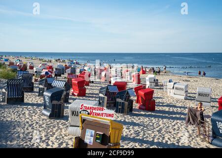 USEDOM, DEUTSCHLAND - 05. Aug 2020: AHLBECK, USEDOM, DEUTSCHLAND 05. August 2020. Schöne Liegestühle mit Kapuze an einem sonnigen Tag am Strand in Usedom. Stockfoto