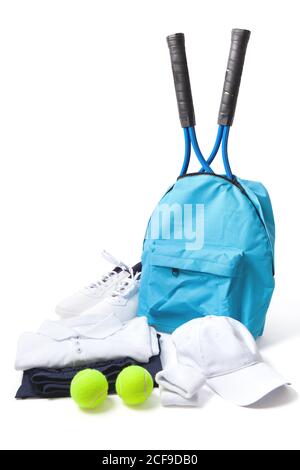 Tennisshirt, Schuhe, Tasche mit Schlägern, Hut und Kugeln isoliert auf weiß. Bild mit Pfad. Stockfoto