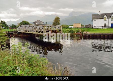 Banavie Eisenbahnschwingenbrücke über den Caledonischen Kanal. Die Brücke wird hier im Prozess der Schließung gesehen, nachdem eine Yacht durchfahren kann. Stockfoto