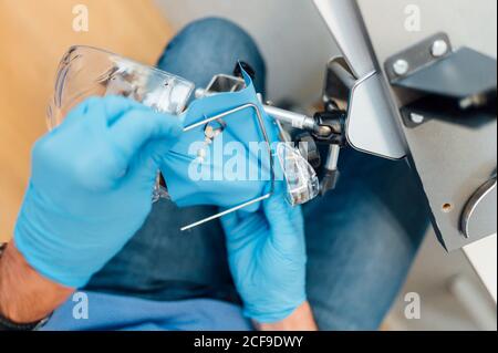 Zahnanatomie Schüler Hände arbeiten Kunststoff menschlichen Kopf Stockfoto