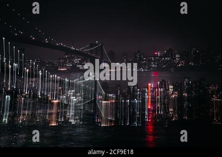 Doppelbelichtung der Skyline von Manhattan, brooklyn Bridge vom dumbo Park in New York City, USA Stockfoto