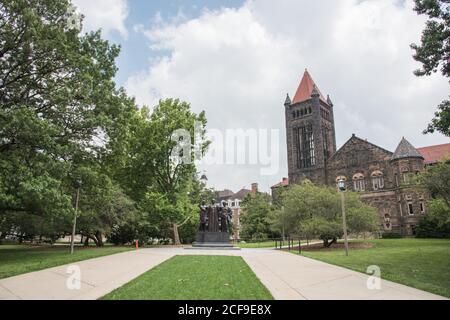 Champaign-Urbana, IL, USA-30. April 2014: Altgeld Hall der Universität Illinois und Alma Mater Skulptur in Champaign-Urbana, Illinois Stockfoto