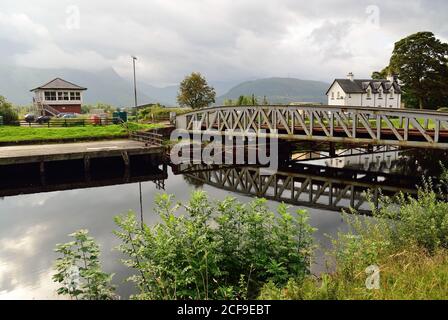 Banavie Eisenbahnschwingenbrücke über den Caledonischen Kanal. Stockfoto