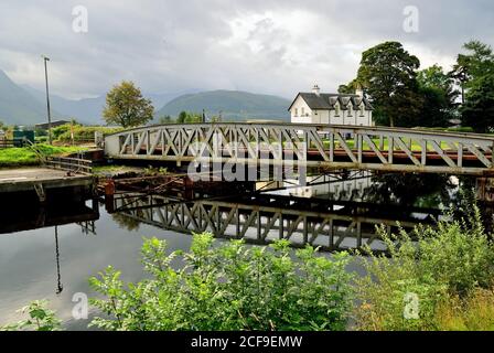 Banavie Eisenbahnschwingenbrücke über den Caledonischen Kanal. Stockfoto