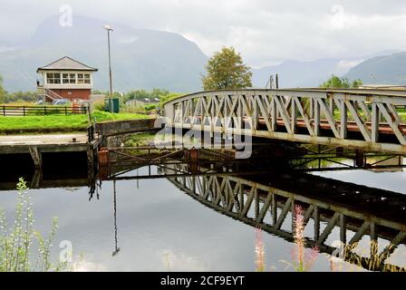 Banavie Eisenbahnschwingenbrücke über den Caledonischen Kanal. Stockfoto