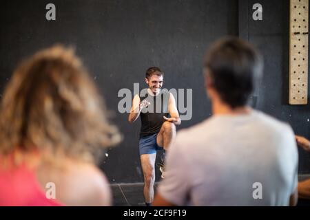 Menschen, die im Fitness-Studio trainieren Stockfoto