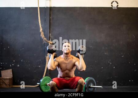 Mann mit Hanteln trainieren Stockfoto