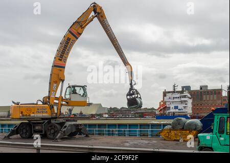 Cork, Irland. September 2020. Im Hafen von Cork werden die von Country Clean gesammelten Hausmüll-Bails auf das Stückgutschiff "Zeeland" verladen, um nach Dänemark zu reisen und dort den Müll zu entsorgen. Der Müll wird alle 2-3 Wochen exportiert. Quelle: AG News/Alamy Live News Stockfoto