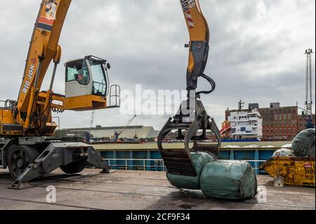 Cork, Irland. September 2020. Im Hafen von Cork werden die von Country Clean gesammelten Hausmüll-Bails auf das Stückgutschiff "Zeeland" verladen, um nach Dänemark zu reisen und dort den Müll zu entsorgen. Der Müll wird alle 2-3 Wochen exportiert. Quelle: AG News/Alamy Live News Stockfoto