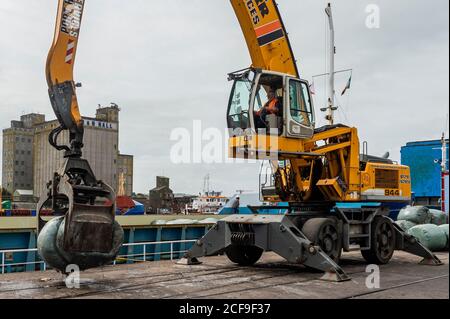 Cork, Irland. September 2020. Im Hafen von Cork werden die von Country Clean gesammelten Hausmüll-Bails auf das Stückgutschiff "Zeeland" verladen, um nach Dänemark zu reisen und dort den Müll zu entsorgen. Der Müll wird alle 2-3 Wochen exportiert. Quelle: AG News/Alamy Live News Stockfoto