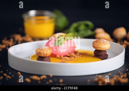 Himbeer-Eis mit heilbarer Orangen-Schokolade und Blätterteig Stockfoto