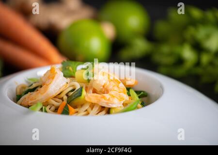 Tasty Pad Thai von Gemüse und Garnelen in weißen Teller Stockfoto