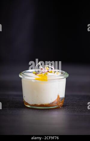 Mousse von Ziegenkäse karamellisierte Zwiebel und extra vergine Oliven Ölkaviar Stockfoto