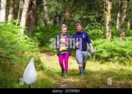 Ein Paar zum Yoga im Wellness-Bereich bei Wir sind kein Festival sozial distanziert Veranstaltung in Pippingford Park - Camping mit Festivalstimmung Stockfoto