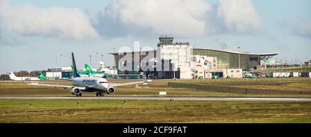 Cork Airport, Irland - 23. Februar 2016: Ryanair-Flugzeuge Rollen auf der Start- und Landebahn vor dem Start. Stockfoto