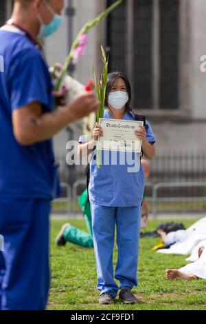 'Climate Corpses' Doctor's for Extinction Rebellion Demonstration, Parliament Square, London, 2. September 2020 Stockfoto