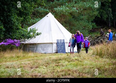 Der Wohlfühlbereich bei We are not a Festival socially Distanzierte Veranstaltung in Pippingford Park - Camping mit einem Festival stimmung Stockfoto