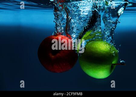 Nahaufnahme. Objektaufnahme. Äpfel im Wasser. Hochwertige Fotos Stockfoto