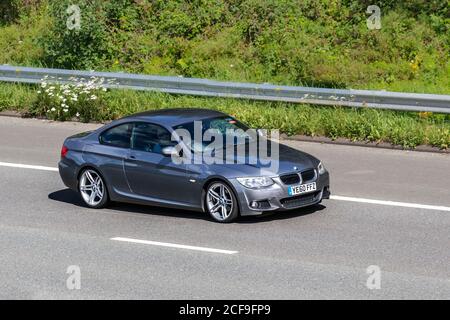 2011 grauer BMW 320I M Sport; Fahrzeugverkehr Fahrzeuge, Autos, die Fahrzeuge auf britischen Straßen fahren, Motoren, Autofahren auf dem Autobahnnetz der Autobahn M6. Stockfoto