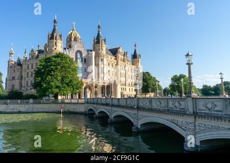 SCHWERIN, DEUTSCHLAND - 12. August 2020: Schwerin, Deutschland 12. August 2020. Das Schloss Schwerin ist ein Schloss mitten in der Stadt. Stockfoto