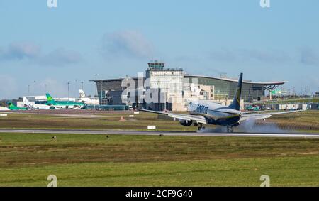 Flughafen Cork, Irland - 23. Februar 2016: Ryanair-Flugzeuge landen auf der Landebahn des internationalen Flughafens Cork Stockfoto