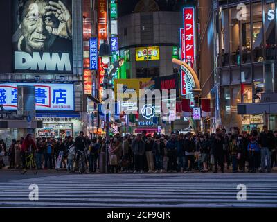 Shibuya, Japan - 7.2.20: Große Menschenmassen warten darauf, Shibuya's Scramble Crossing zu überqueren Stockfoto