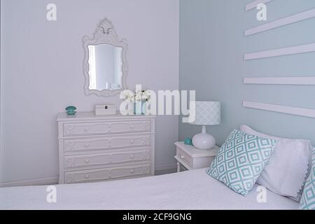 Schäbiges, schickes Zimmer in Minzpastelltönen. Gemütliches helles und helles Schlafzimmer mit Dekor Stockfoto