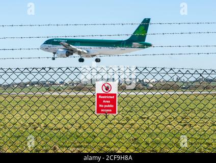 Cork Airport, Irland - 23. Februar 2016:Aer Lingus Passagierjet Landung hinter der Flughafen Sicherheit Landebahn Barriere, Stockfoto