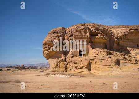 Malerische Landschaft von Gräbern in Sandstein Klippen als Architektur geschnitzt Und archäologische Stätte in Saudi-Arabien Stockfoto